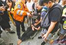 香港暴徒围殴内地旅客 外媒救人称袭击如