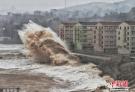 超强台风“利奇马”来袭 浙江温岭掀起10余米巨浪